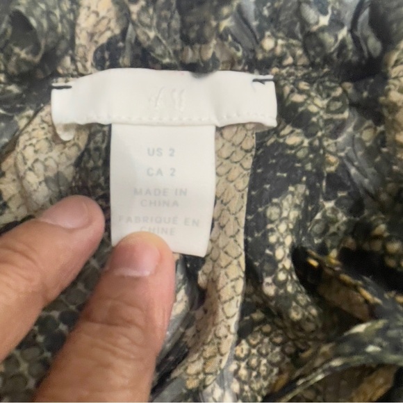H&M Top Snake Print Green Sheer Ruffle Tie Neck Lightweight Long Sleeves size 2 - Picture 10 of 13